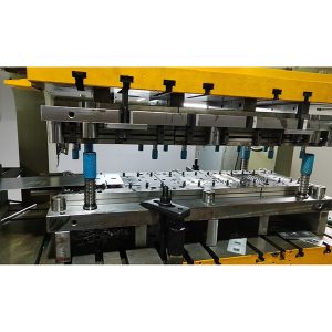 matriță eficientă pentru ștanțarea plăcilor de acoperire